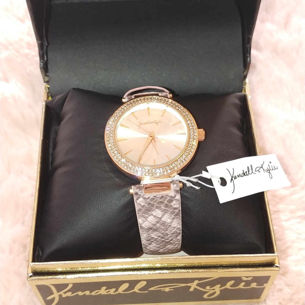 NWT KENDALL & KYLIE Women's Patent Leather Strap - Picture 2 of 4